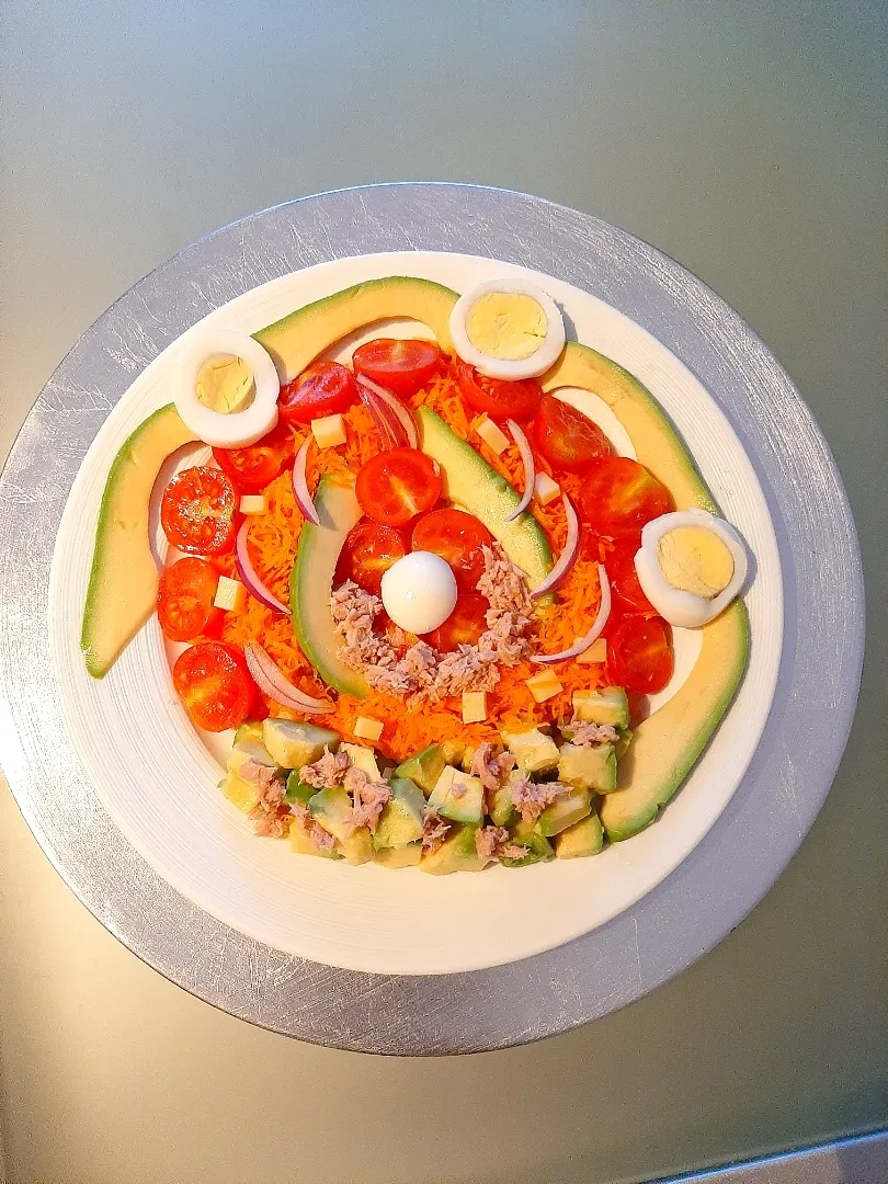 insalata fresca avocado pomodori, tonno,uova|Alvine Celineさん