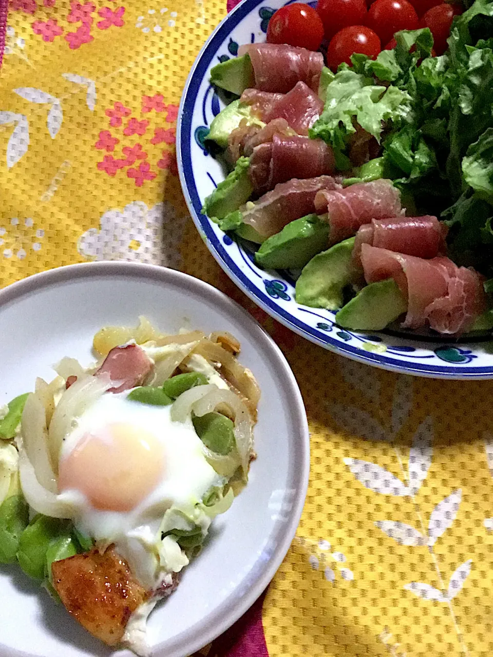 空豆とベーコン🥓の炒め🍳添え　アボカド🥑の生サーモン巻き　ミニトマト　レタス|掛谷節子さん