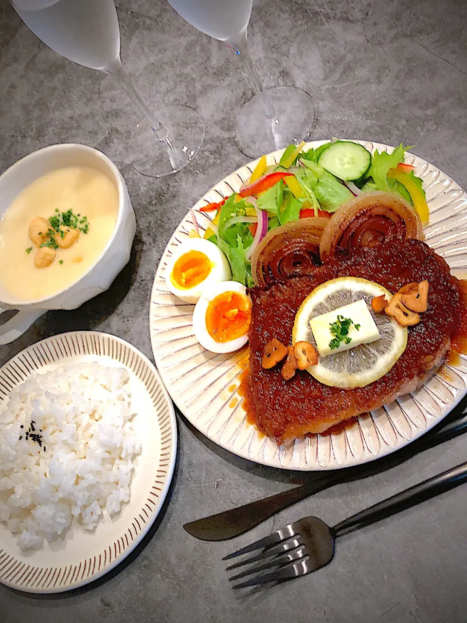 娘が「1人でお昼に食べてよ〜😊」と大きなステーキ肉を買ってきてくれた　　‧˚₊*̥(* ⁰̷̴͈꒨⁰̷̴͈)‧˚₊*̥|AXさん