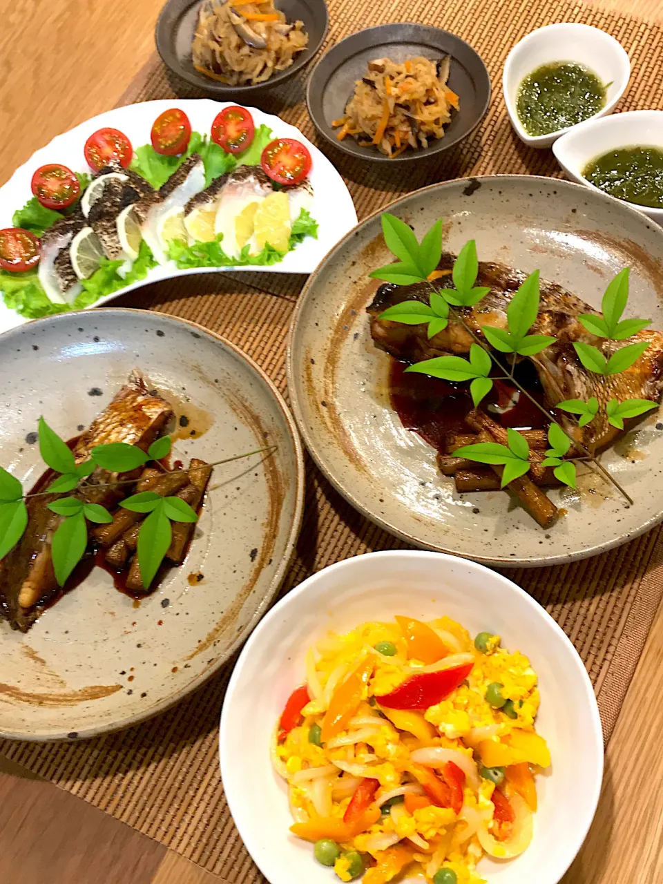 鯛と新ごぼうの煮付け、カラフルパプリカ甘酢漬けの卵とじ、鯛のレモン🍋甘酢漬け、切り干し大根の煮物|yukinnkoさん