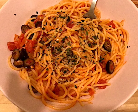 Spaghetti with tomatoes and olives|MissYumYumさん