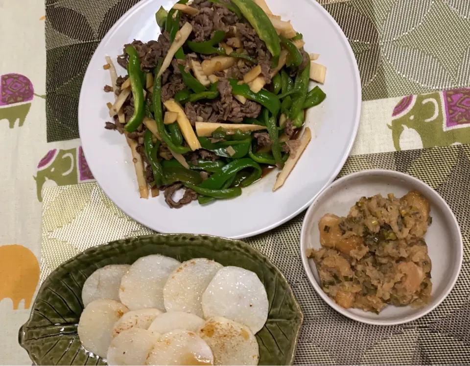 青椒肉絲、長芋焼き、鷄は昨日の残り、シメに蕎麦の予定|peanutsさん