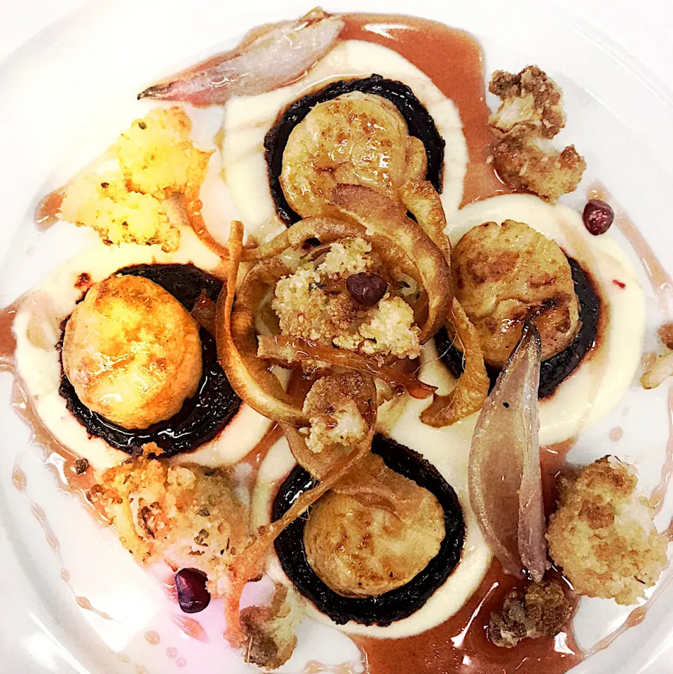 Soya-Honey Marinated Scallops, Roasted beetroot, Parmesan-herbs Baked Cauliflower, Caramelized Shallot, silky creamy potato, Parsnip Chips, Pomegranate Gastrique Sauce|Lanaさん