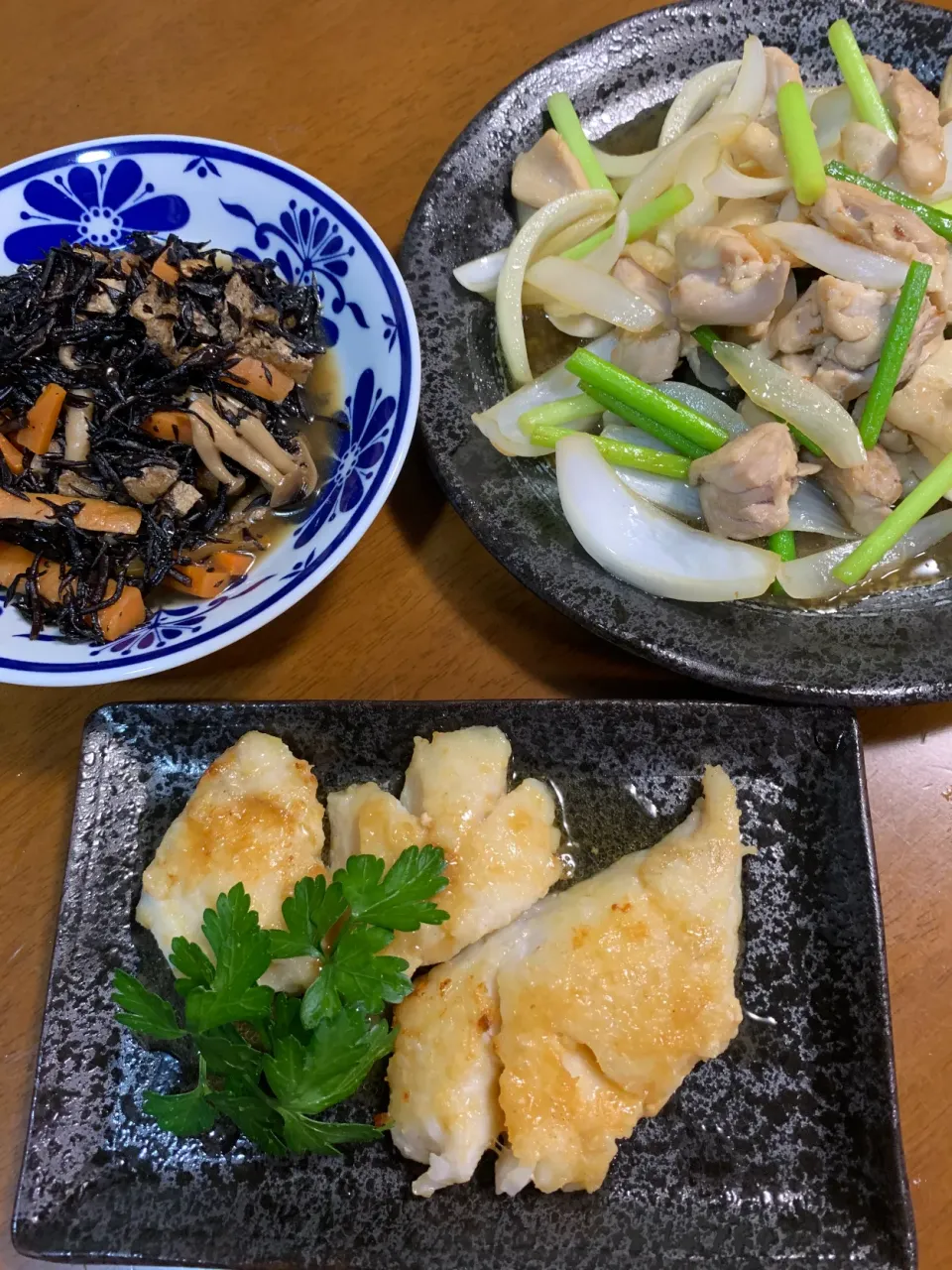 すきみたらのソテー、ひじき煮、鶏肉の新玉ニンニクの芽炒めです。|レモンさん