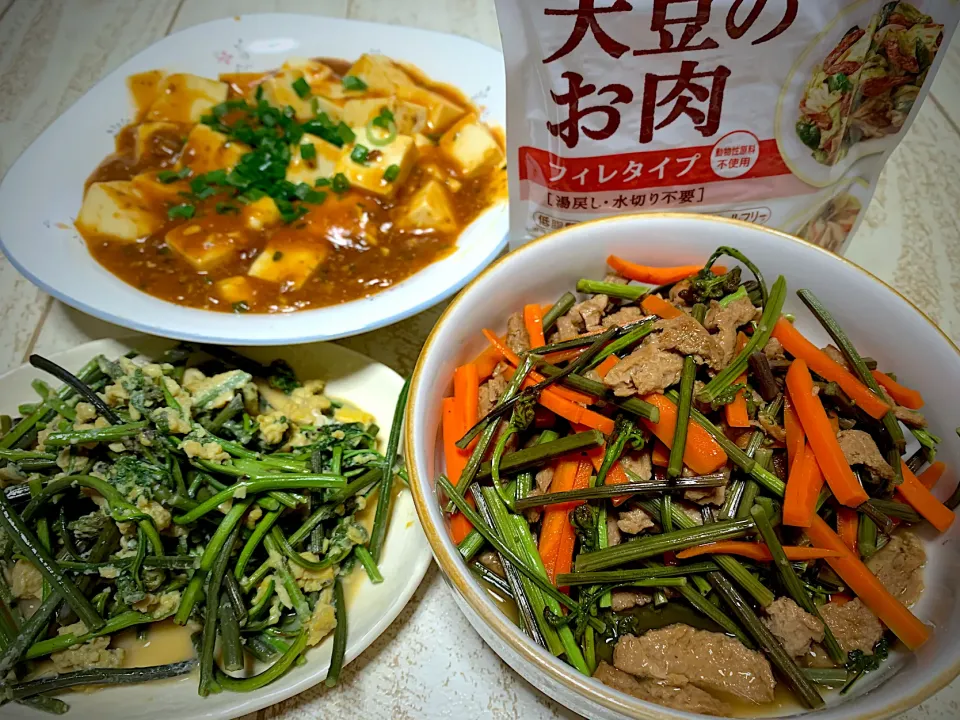 今日の男飯絆は、
蕨の卵とじと大豆のお肉と蕨の炒め煮と麻婆豆腐(﹡ˆ﹀ˆ﹡)♡|ひーちゃんさん