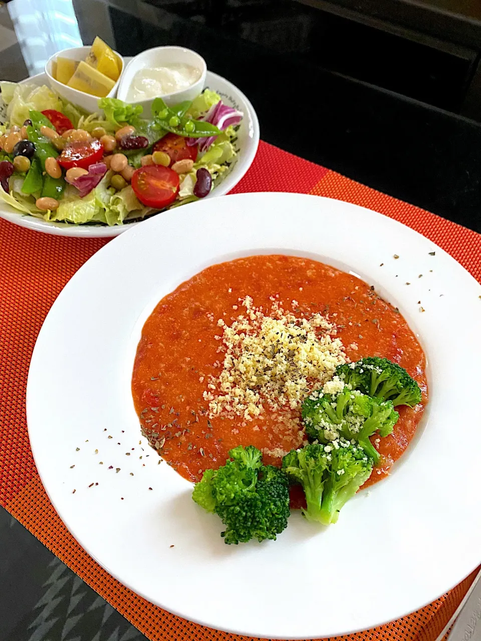 オートミールでトマトチーズリゾット🍅野菜サラダ✨|ゆかりさん