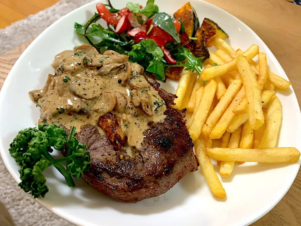 Beef steak with mushroom pepper sauce|yeni kartikasariさん