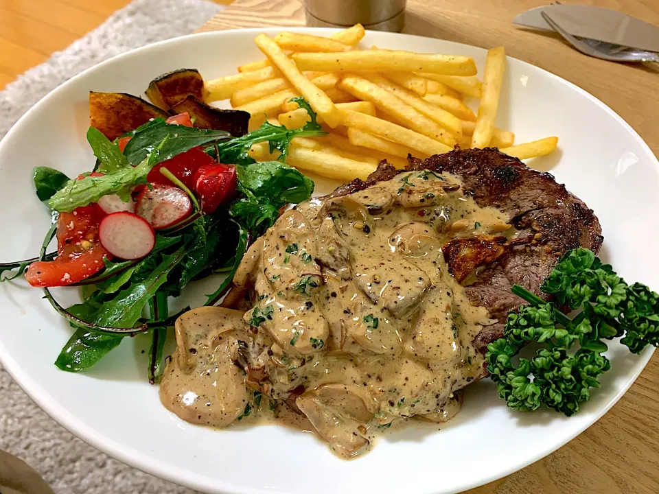 Beef steak with mushroom black pepper sauce|yeni kartikasariさん