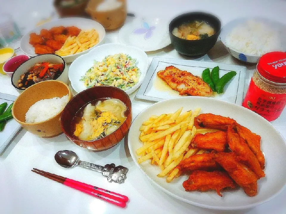 夕食(^ー^)
手羽先唐揚げ&フライドポテト
からすかれいバターソテー&スナップえんどう添え
ひじき煮
きゅうりとカニカマコーンサラダ
水餃子の野菜スープ|プリン☆さん