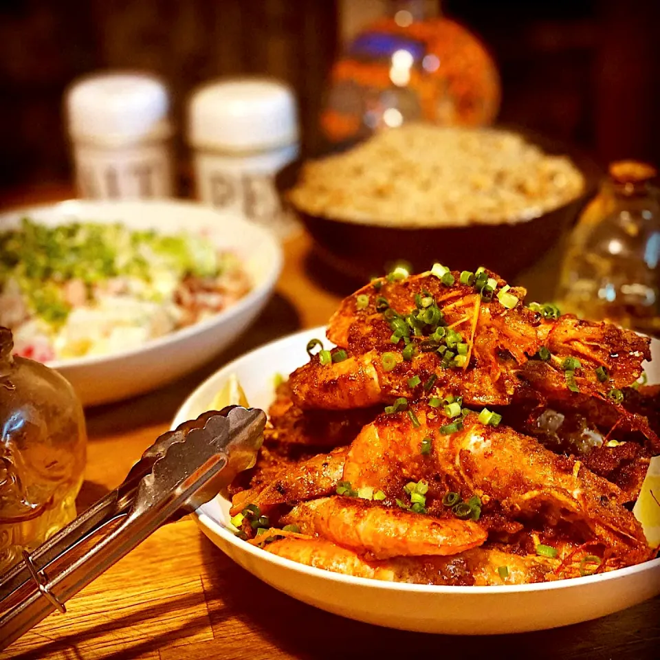 Chilli Fried Whole Prawns with Garlic & Lemon finished one Butter Rice & Black Peas Cooked in (Veg Stock,oregano,Ginger&Garkic Paste). Mixed Salad with Croutons|Emanuel Hayashiさん