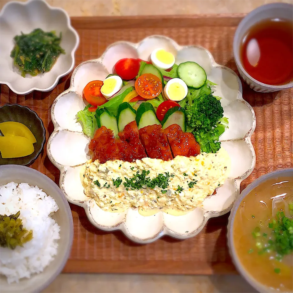 チキン南蛮定食(*^_^*)新玉ねぎと白ネギの味噌汁、ほうれん草の胡麻和え、ご飯に高菜の漬物とたくわん(∩ˊᵕˋ∩)･*|AXさん