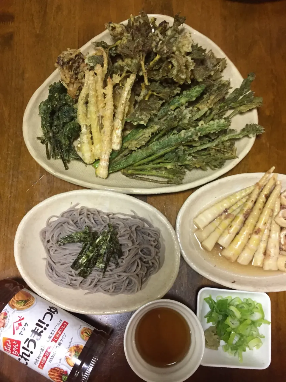 ぱぱっとこれ！うま！！つゆ！！葡萄の芽と新葉🌱🍇の天ぷら🍺😆|アリスさん