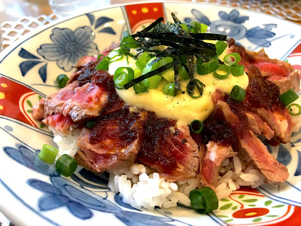 ステーキ丼|まるカフェ 水曜日担当 きょうこさん