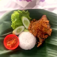 ayam penyet sambel koreknya penyetan mba yess|Devi Evina Deviさん