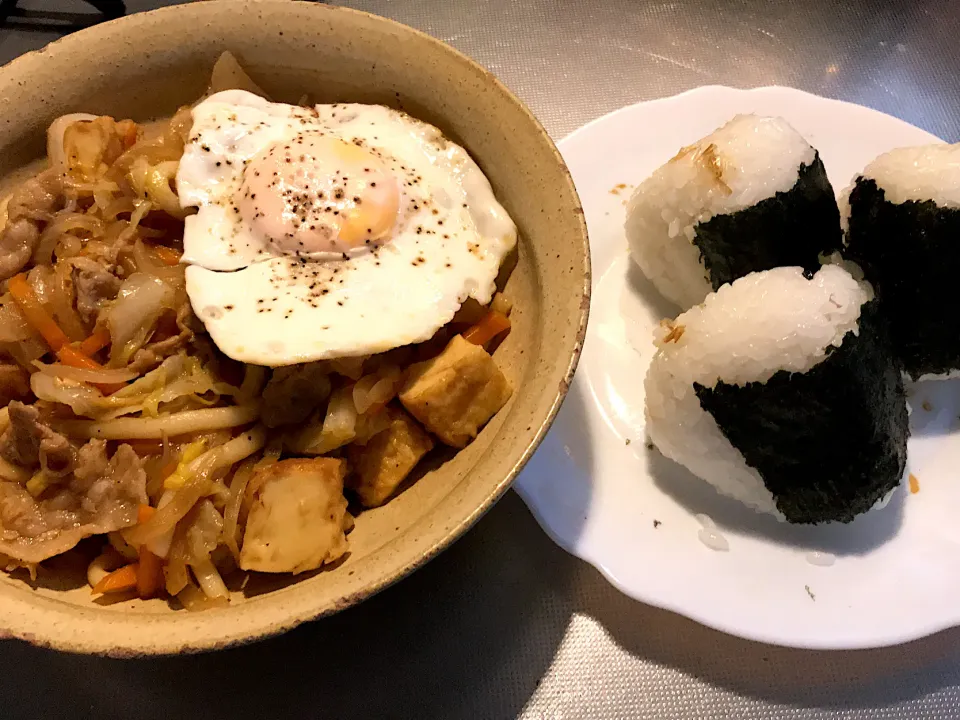 Snapdishの料理写真:今日のランチは焼うどんとおにぎり|うまのしっぽさん