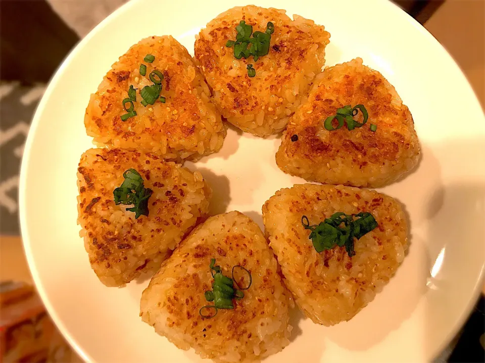 お子様のおやつに！パパのお酒のあてに！☆ごま油香る手作り焼きおにぎり☺︎|ひなさん