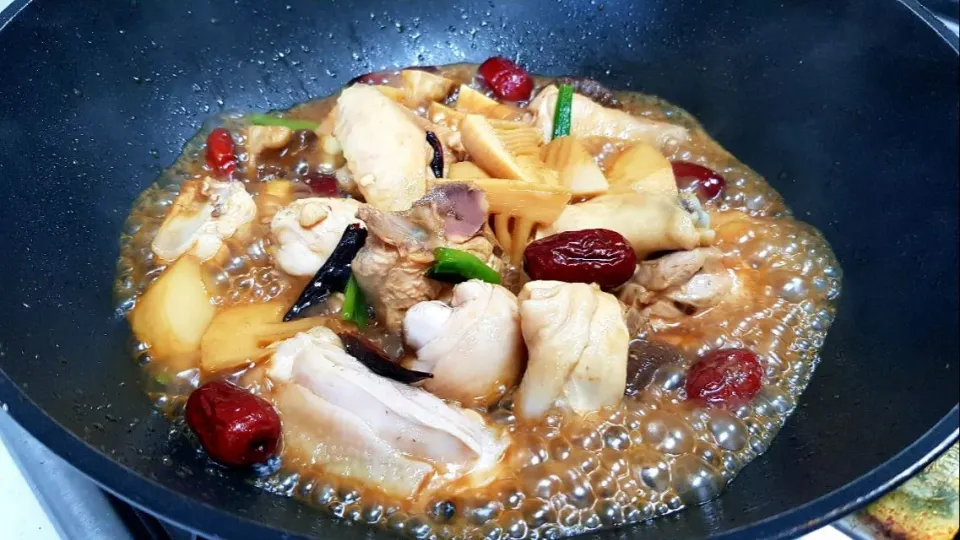 braised chicken with chestnuts, bamboo shoot, dates and shiitake mushroom|steven z.y.さん