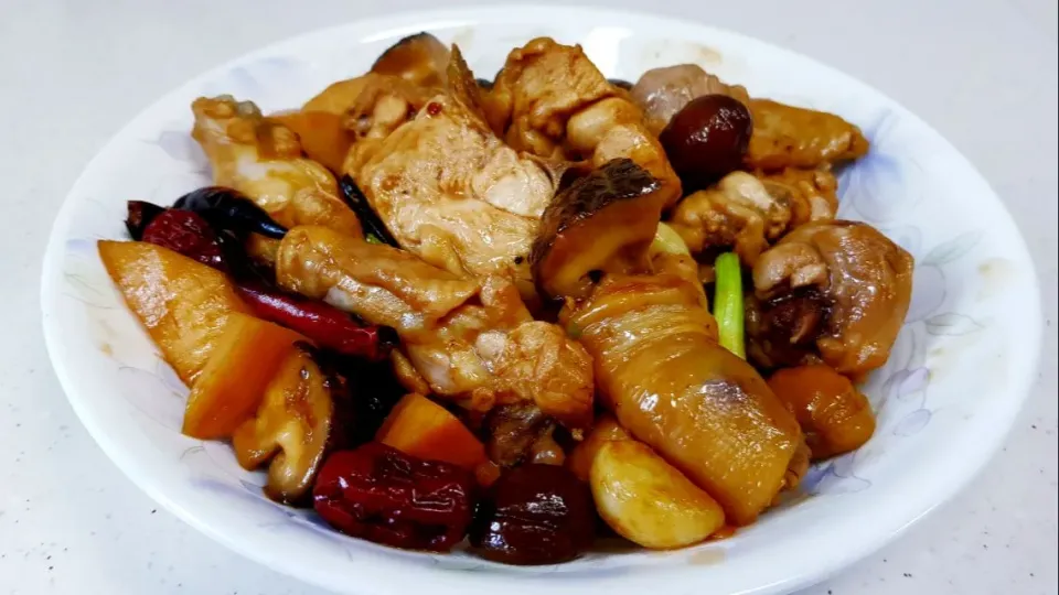 Snapdishの料理写真:braised chicken with chestnuts, bamboo shoot, dates and shiitake mushroom|steven z.y.さん