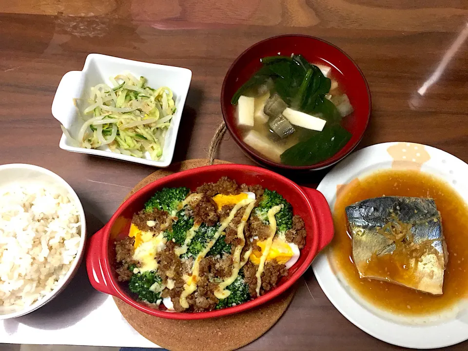 ゆで卵とブロッコリーのマヨ焼き さば味噌煮 なすとほうれん草豆腐の味噌汁 きゅうりともやしツナのごま和え|おさむん17さん