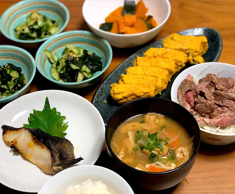 本日の夕食　銀鱈の粕漬け　玉子焼き　かぼちゃ煮　わかめときゅうりの酢の物　豚汁|なおみさん