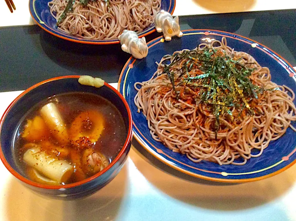 Snapdishの料理写真:鴨肉でなく焼いた鳥モモでと焼きねぎと島根のノドグロ竹輪でお蕎麦|Takeshi  Nagakiさん