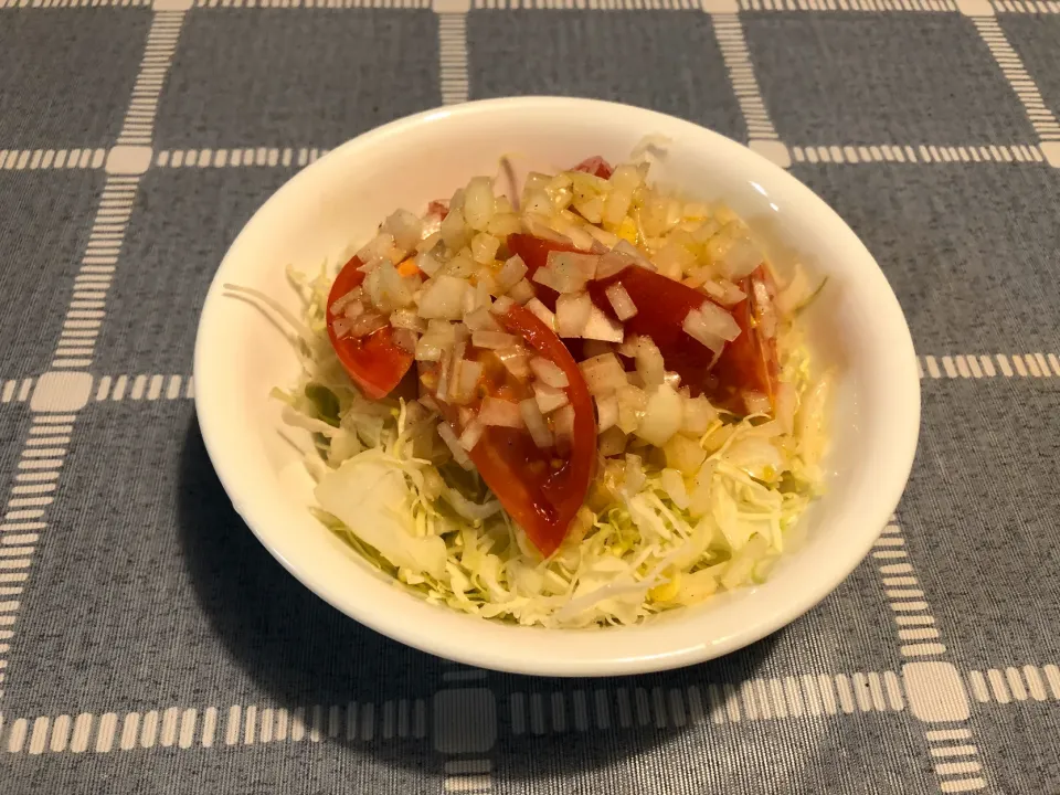 Snapdishの料理写真:切ってかけて混ぜるだけ！トマト嫌いさんにも✨　トマトサラダ🍅|翠さん