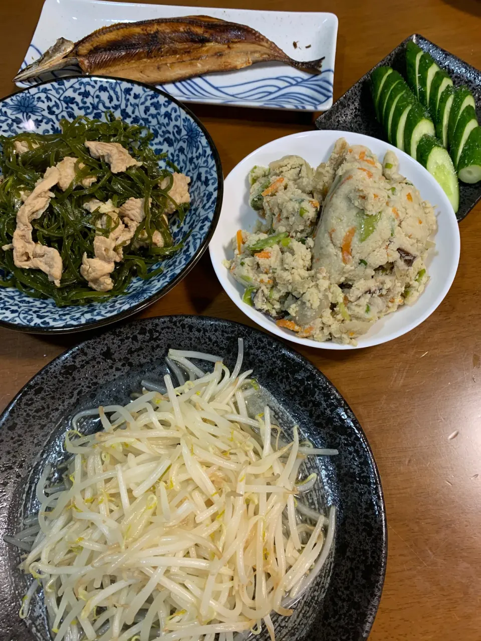 本日の夕食モヤシ炒め、昆布と豚肉の炒め煮、卯の花、サンマ、自家製キュウリのぬか漬けです。|レモンさん