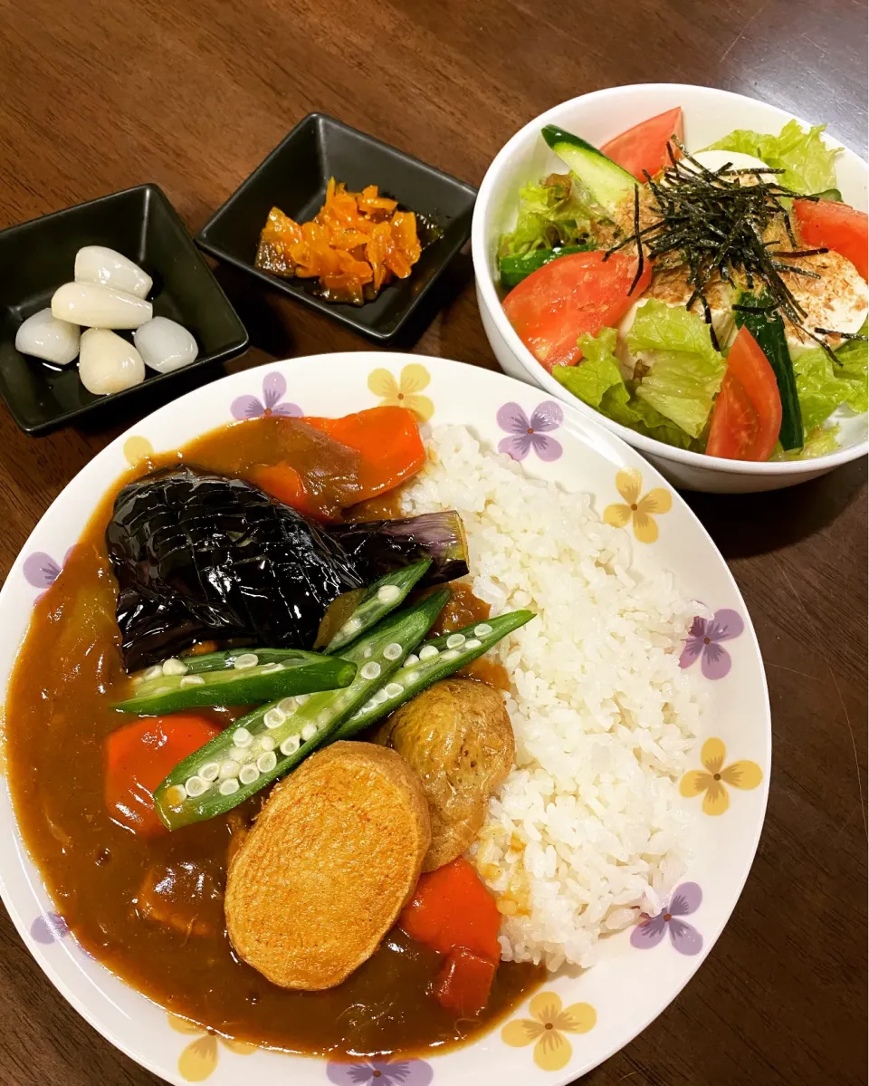 Snapdishの料理写真:お肉ゴロゴロ野菜カレー&豆腐サラダ|み〜さん