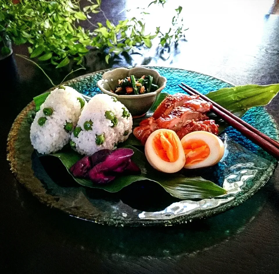 Snapdishの料理写真:豆ご飯と照り焼きチキンの和ンプレート🎶|瑞さん