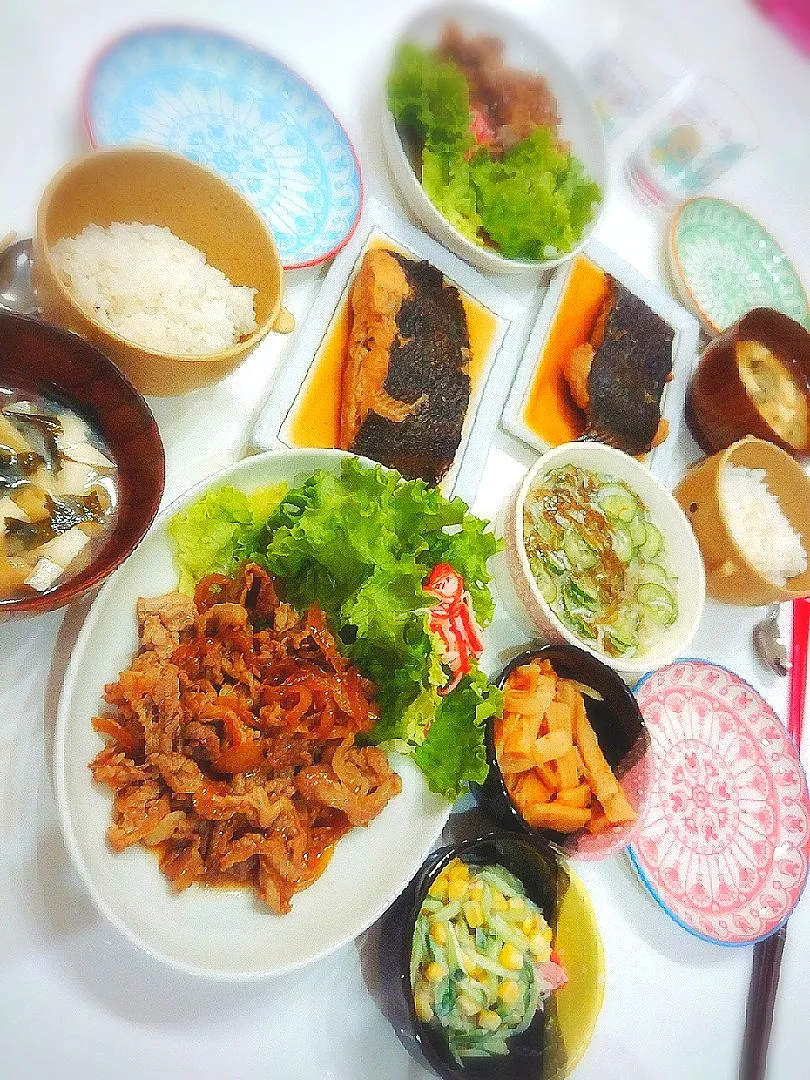 夕食(^ー^)
豚肉しょうが焼き
カレイの煮付け
もずくときゅうりの酢の物
ピリ辛メンマ
お味噌汁(豆腐、油揚げ、ワカメ)|プリン☆さん