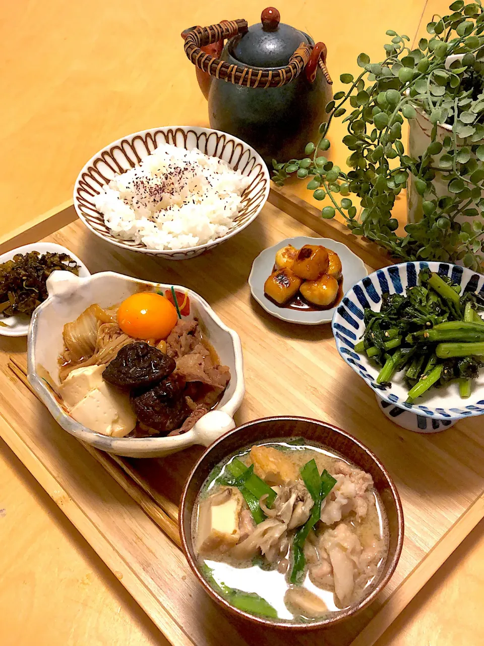 簡単好き焼き煮込み　厚揚げと舞茸の胡麻味噌スープ　菊名のナムル　いももちの甘辛煮|エトフさん