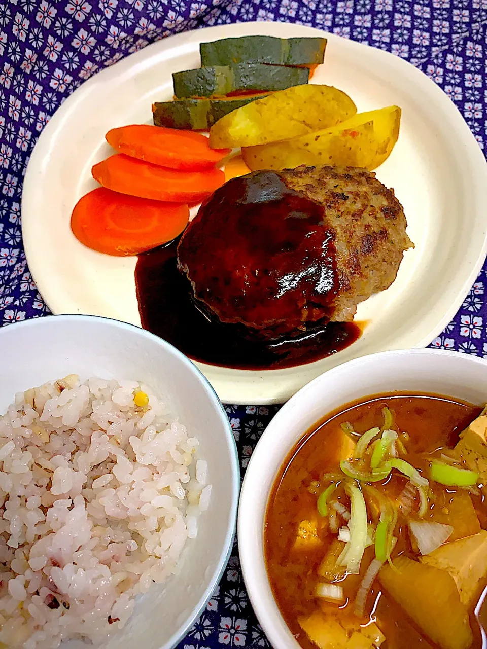 ふっくらハンバーグ、長芋とえのきの味噌汁、十六穀ご飯|ゆきりんさん