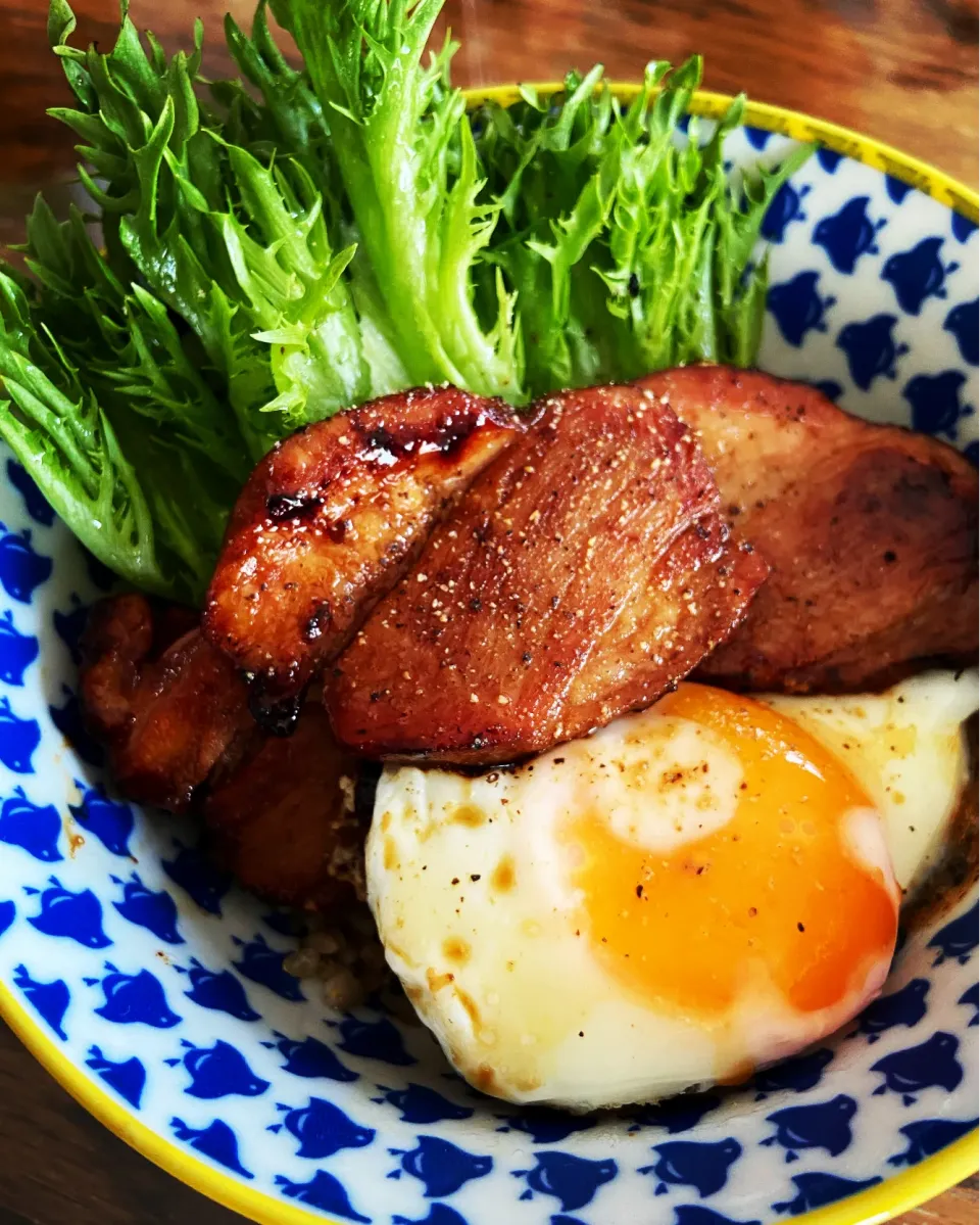 Snapdishの料理写真:リモートランチ　チャーシューエッグ丼🥚|soleil0218さん