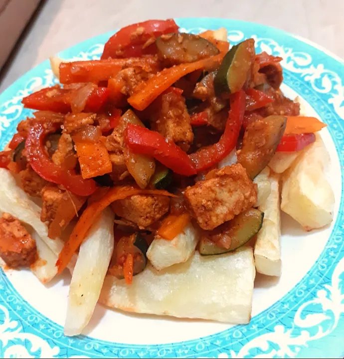 loaded taco flavoured veggies and homemade fries|happy tummyさん