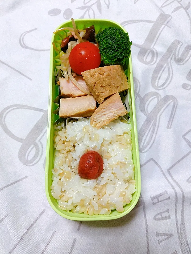 Snapdishの料理写真:鶏むね肉の味噌漬けと残り物野菜炒め弁当|ゆっきーさん