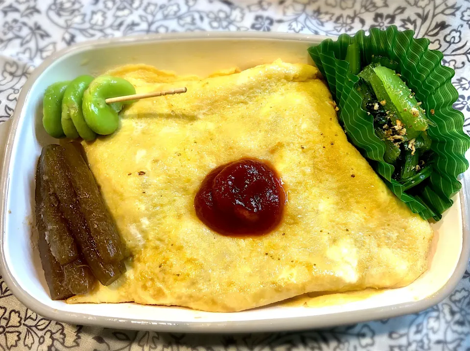 サラ弁　　　　　　　　　　　　　　　　　オムライス　小松菜の胡麻酢和え　フキ佃煮　空豆塩煮|じゅんさんさん