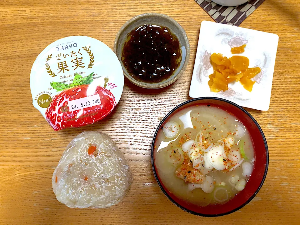 朝ごはん（賞味期限切れヨーグルトを添えて）|みかんさん