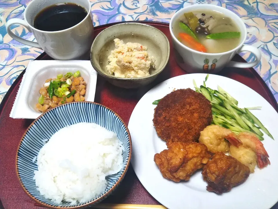 よねばーばの朝ごはん
コロナ疲れで
調理がいやになり、
スーパーのお惣菜の残り物
盛合せ|yoneばーばさん