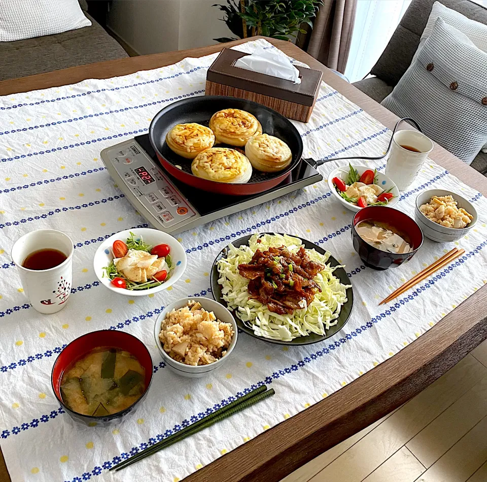 新玉ねぎチーズ焼き、豚の生姜焼き、里芋と油揚げの炊き込みご飯、長ねぎのお味噌汁、長芋サラダ、ほうじ茶|pentarouさん