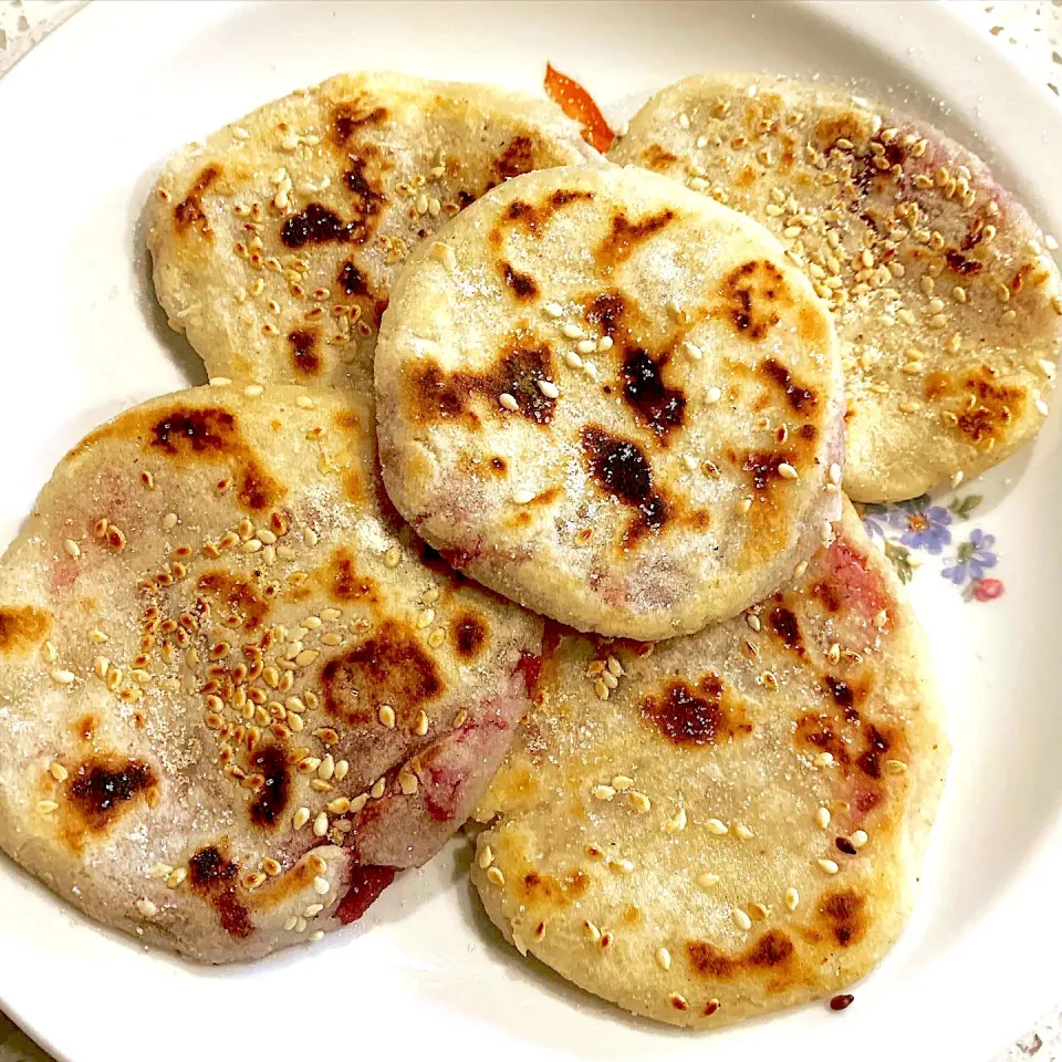 Ube Piaya 💜 sweet ube dessert wrapped in my own version of corn masa dough, flatten and rolled in sesame seeds then fry til crisp brown 😍 delish|🌺IAnneさん