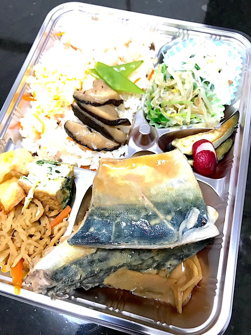 日替りのお弁当　サバ味噌煮とちらし寿司|saturnさん