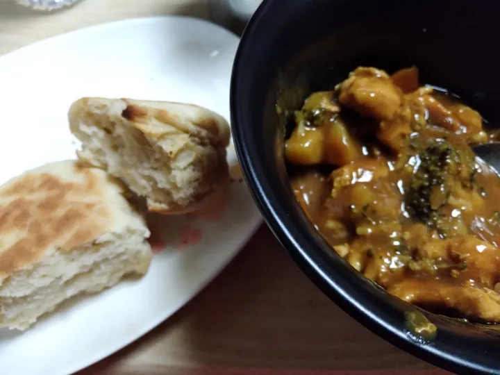 薄力粉パンとベジタブルチキンカレー|ローズガーデンのコックさんさん