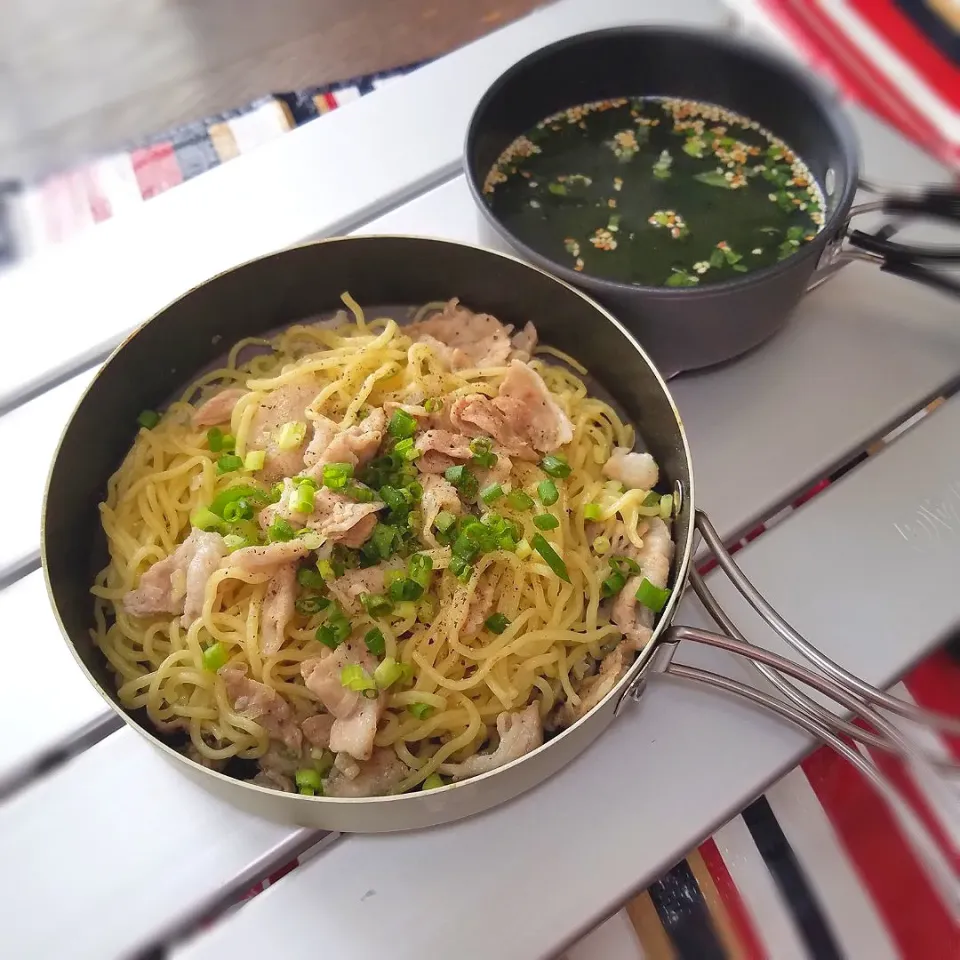 おうちで山ごはん
☆塩豚ねぎ焼きそば
☆わかめスープ|mochapさん