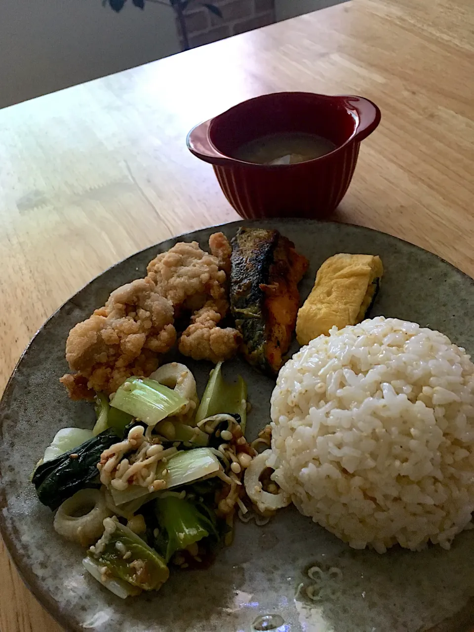 そしてお昼ご飯も連続投稿😋❤️旦那さんのお弁当オカズで母娘のランチプレート…唐揚げ、海苔入り卵焼き、鮭の西京焼き、小松菜とちくわとえのきのおひたし、唐揚げ、胚芽米ご飯🍚|さくたえさん