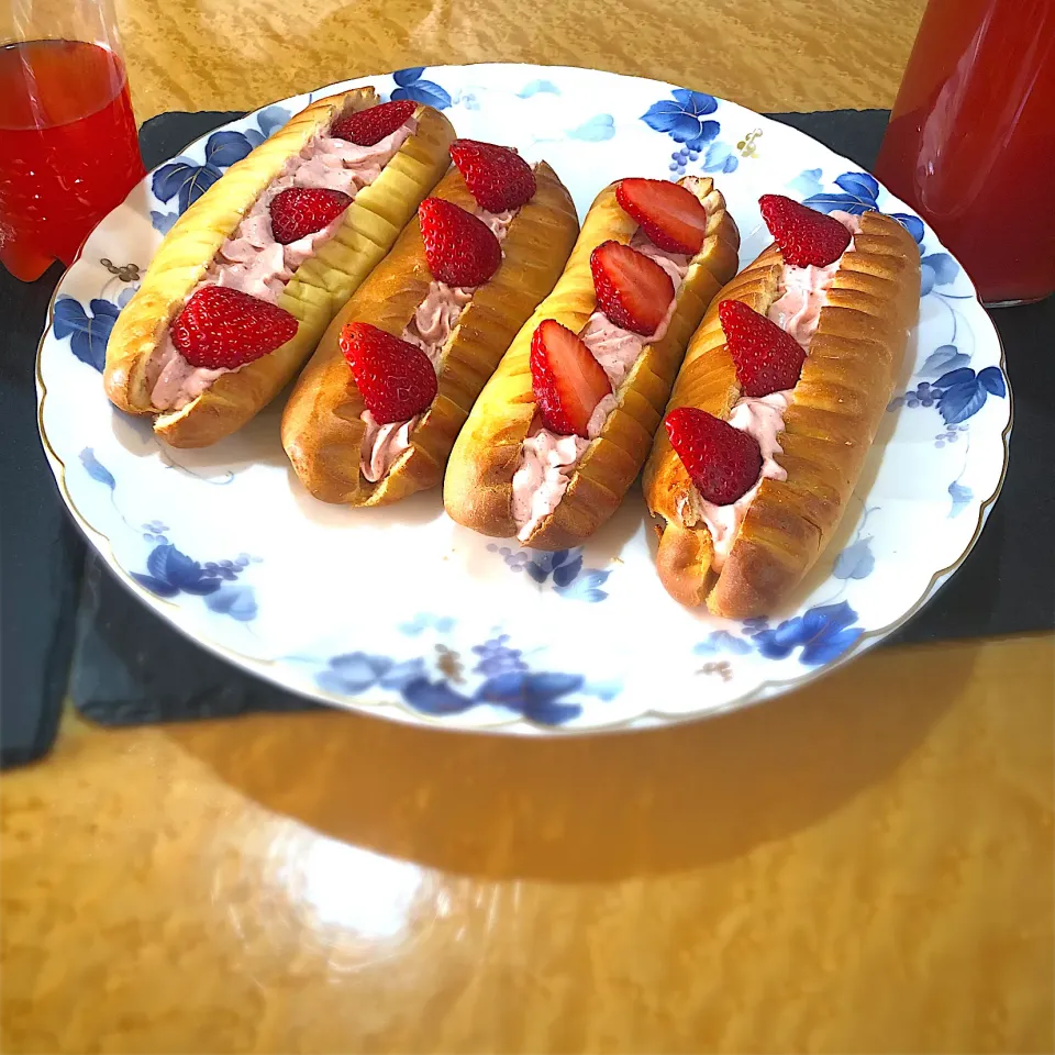 ヴェノワ　ウィーン風フランスパン🥖にイチゴ酢の漉しカスで着色したエンゼルクリーム🍓|佐野未起さん