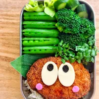 Snapdishの料理写真:野菜とメンチカツ弁当