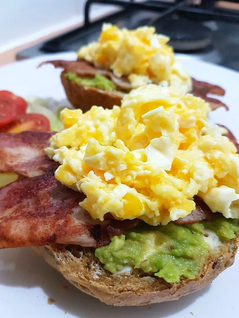 Time for breakfast 😋🥑🥓🥚|For the love of foodさん