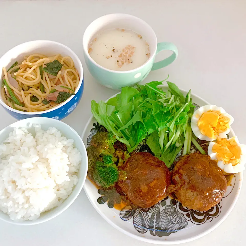 夜ご飯☺︎サラダ☆デミグラスハンバーグ☆ベーコンとほうれん草のパスタ☆玉ねぎのクリームスープ|とまこ(*^o^*)さん