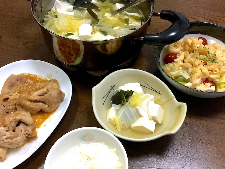 Snapdishの料理写真:豆腐のこんぶだし鍋、マカロニサラダ、豚肉の味噌焼き|りかさん