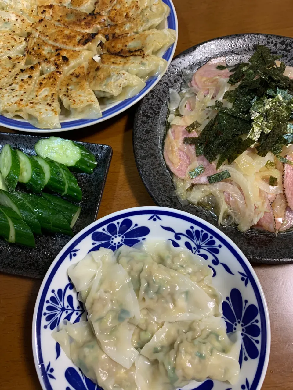 今日のメインは水餃子です。やみつき玉ねぎサラダ、焼き餃子、ぬか漬けです。|レモンさん